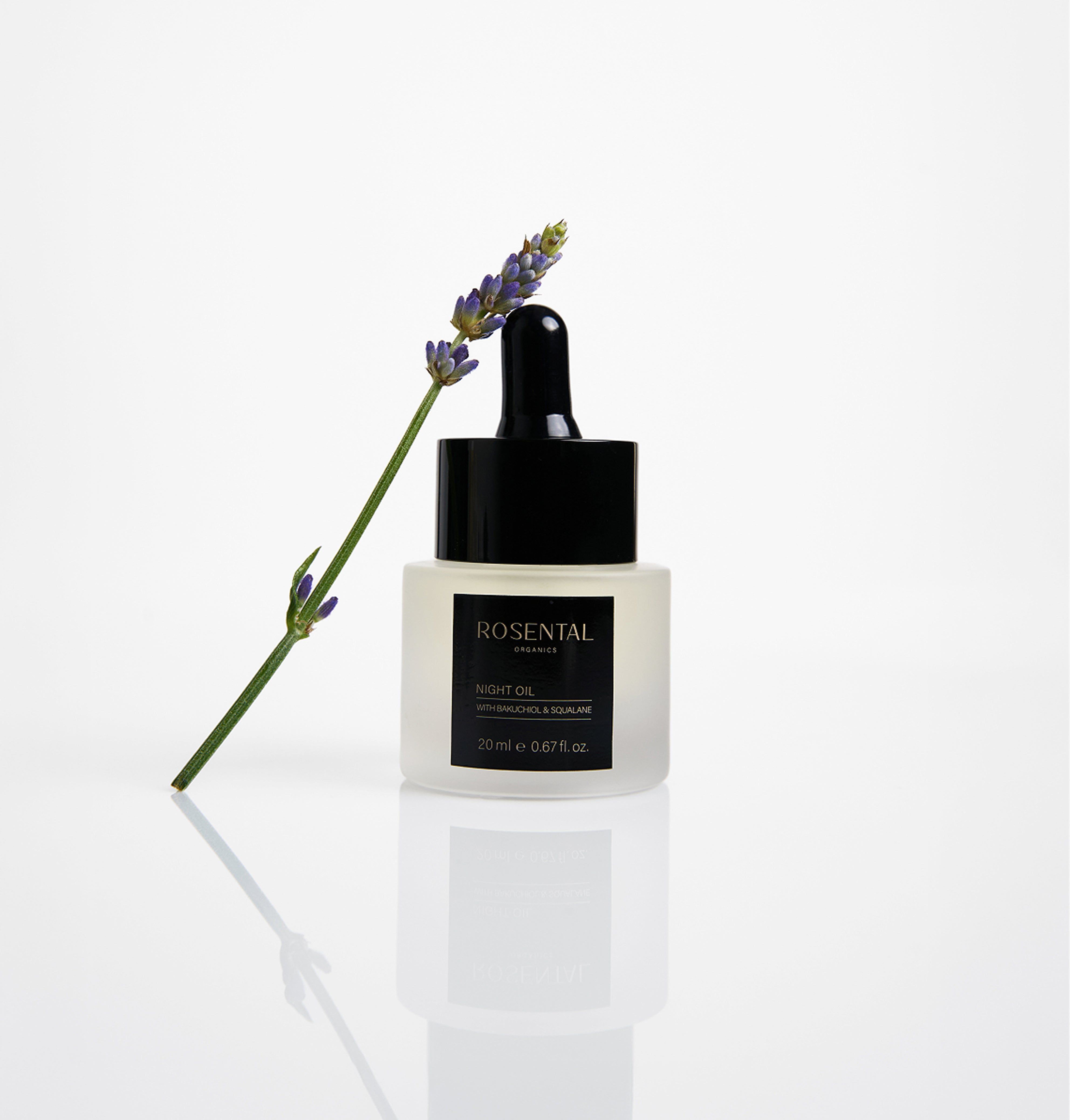Fläschchen mit schwarzem Deckel und Pipette, daneben Lavendelzweig. Aufschrift: Rosental Organics. Text: Night Oil.