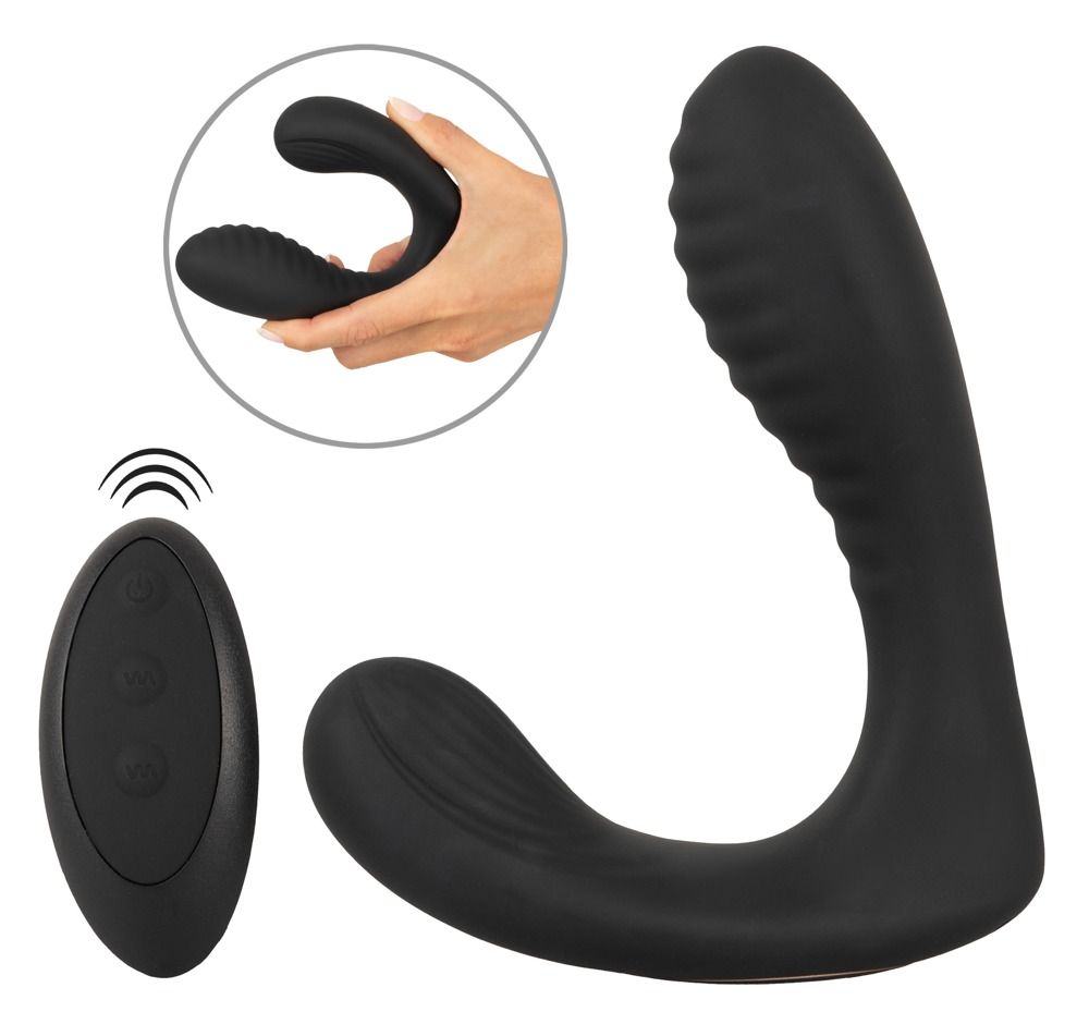 Schwarzer, U-förmiger Plug mit geriffelter Oberfläche und Fernbedienung. Hand hält Plug. Funkwellen-Symbol.
