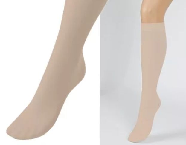 Beige Kompressionsstrümpfe. Nahaufnahme Fuß und Bein. Kniestrümpfe. Hautfarben.