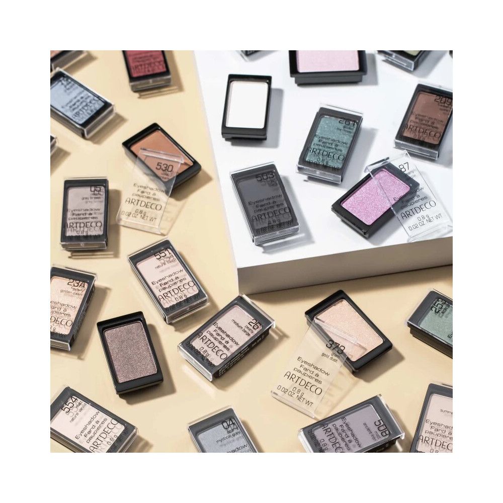 Verschiedene Artdeco Matt Lidschatten in quadratischen Paletten. Viele Farben, transparente Deckel.