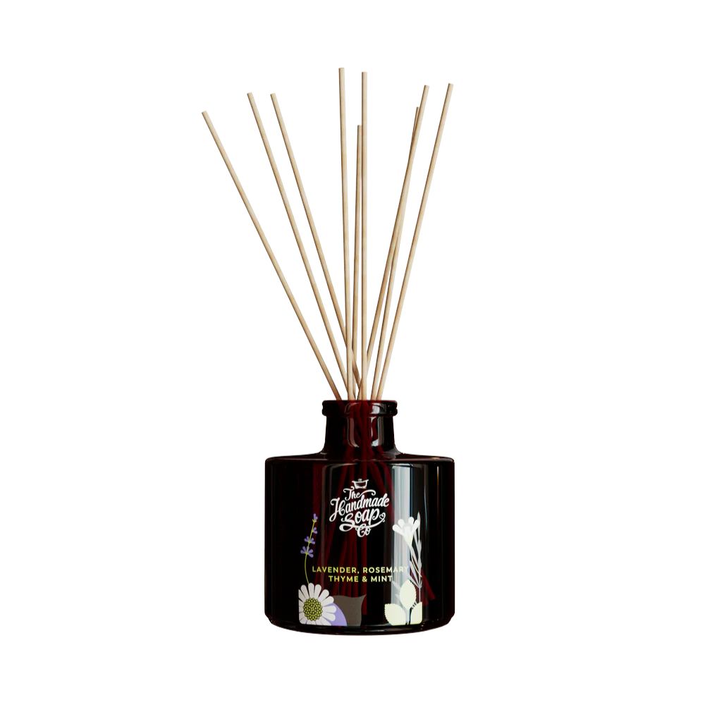 Braune Glasflasche mit Duftstäbchen. Aufschrift: The Handmade Soap Co. Lavendel, Rosmarin, Thymian & Minze. Weiße Blüten-Illustrationen.