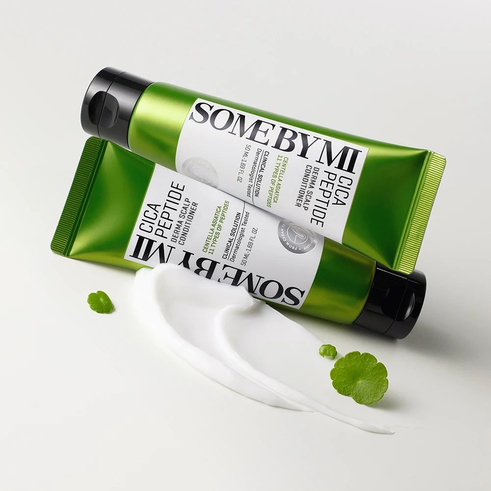 Zwei grüne Tuben Cica Peptide Derma Scalp Conditioner mit Produktprobe.
