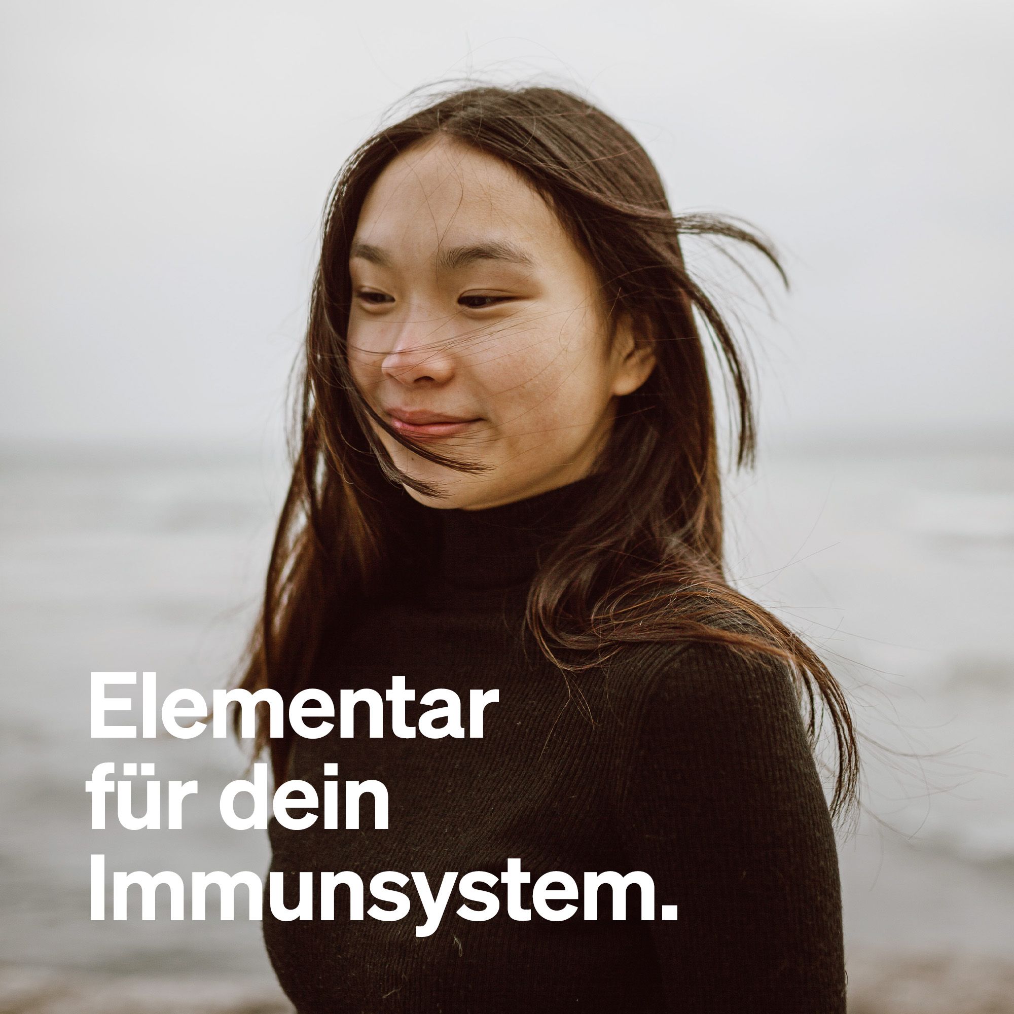 Porträt einer jungen Frau mit langen dunklen Haaren. Text: Elementar für dein Immunsystem.