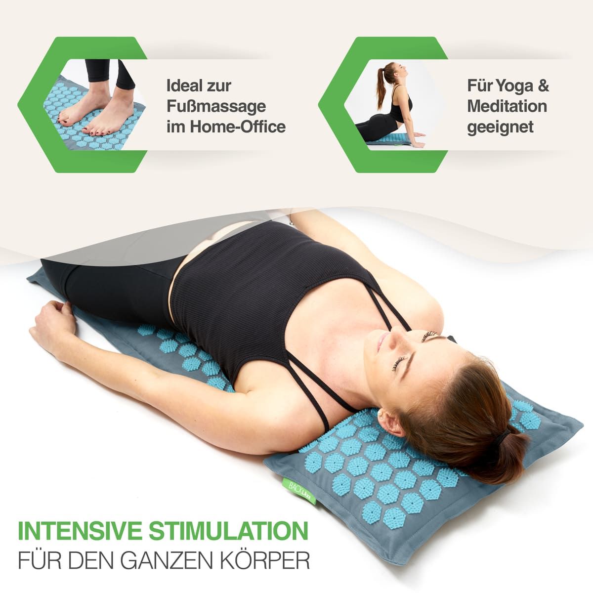 Frau liegt auf Akupressurmatte. Ideal zur Fußmassage im Home-Office. Geeignet für Yoga & Meditation. Text: Intensive Stimulation für den ganzen Körper.