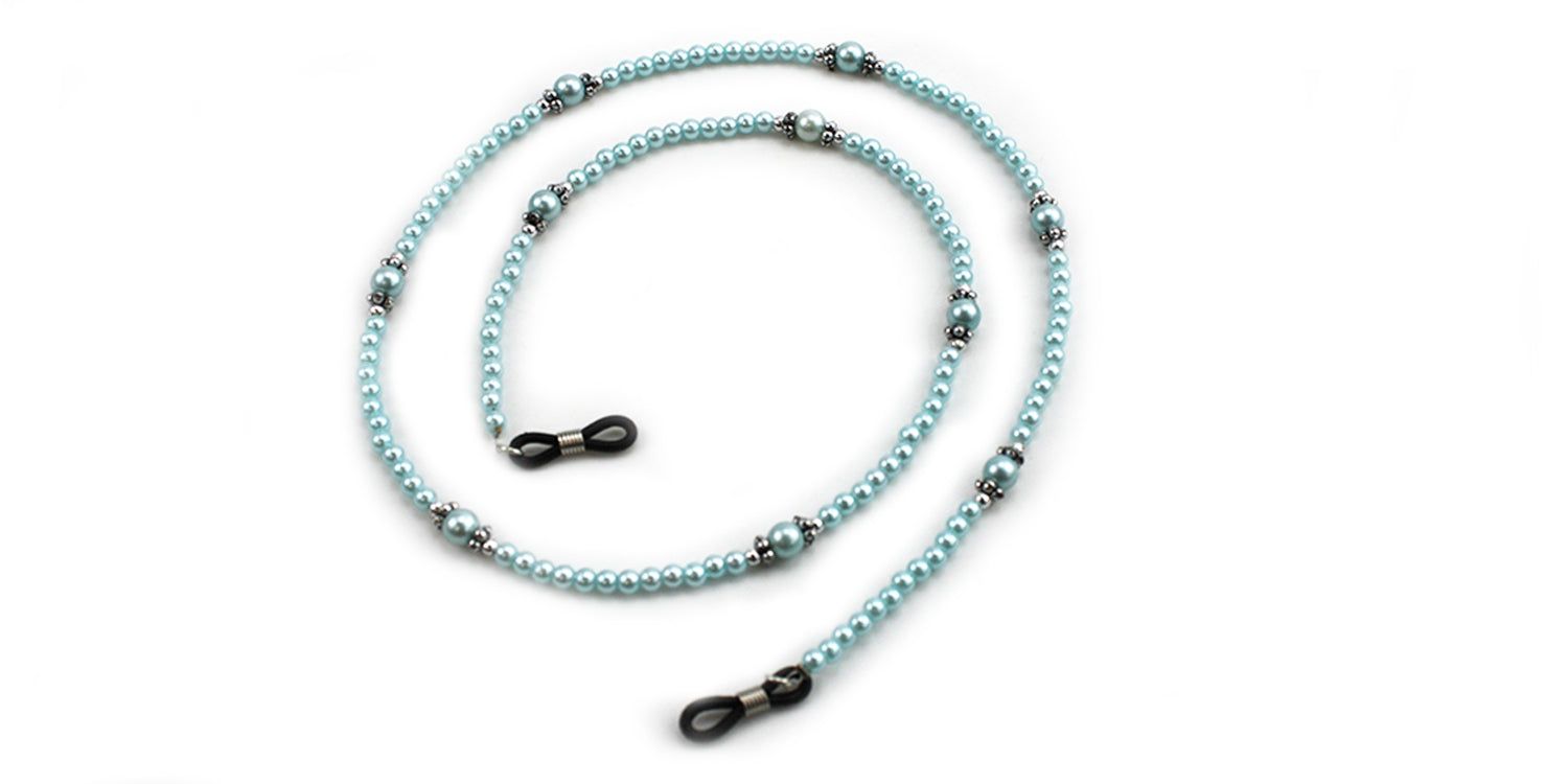 Brillenkette mit hellblauen Perlen und silberfarbenen Elementen. Enden mit Schlaufen zur Befestigung an Brillenbügeln.