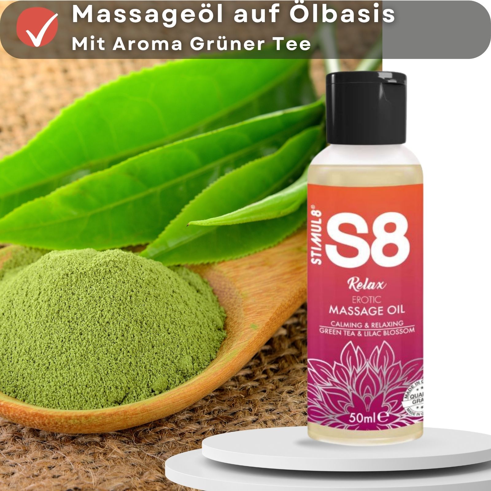 Massageöl-Flasche, S8 Relax, neben grünen Teeblättern und Pulver. 50ml. Grüntee-Aroma.