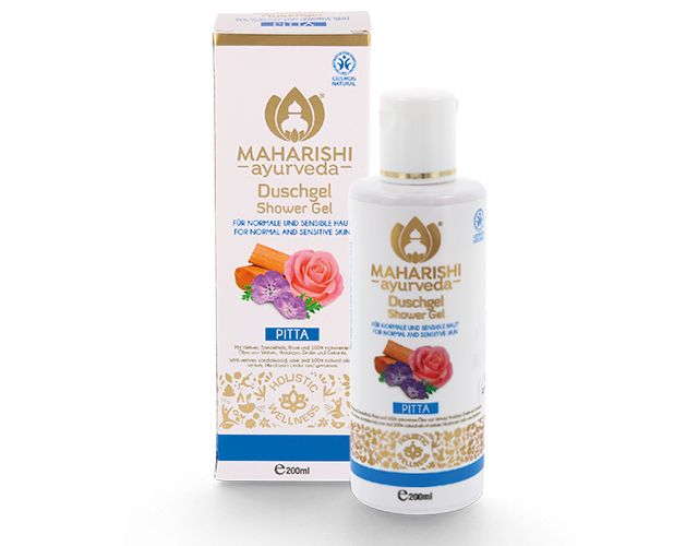 Duschgel-Flasche und Verpackung. Aufschrift: Maharishi Ayurveda Duschgel. Abbildung von Blüten und Gewürzen. Aufschrift: Pitta.