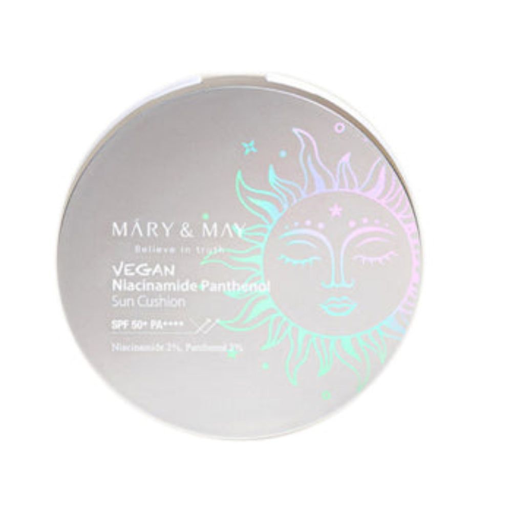 Runder, silberfarbener Behälter mit Aufdruck. Text: MARY & MAY, Vegan Niacinamide Panthenol Sun Cushion, SPF 50+ PA++++. Holografische Sonne.