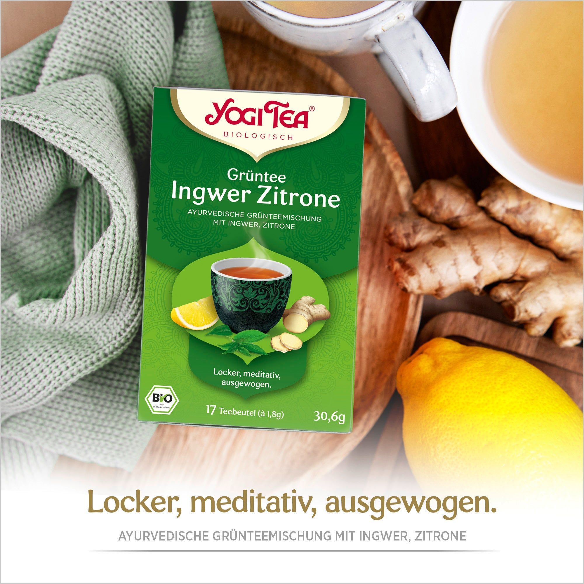 Grüne Teepackung Yogi Tea Ingwer Zitrone. Logo, Produktname, Bio-Siegel. Zitrone, Ingwer und Tasse Tee daneben.