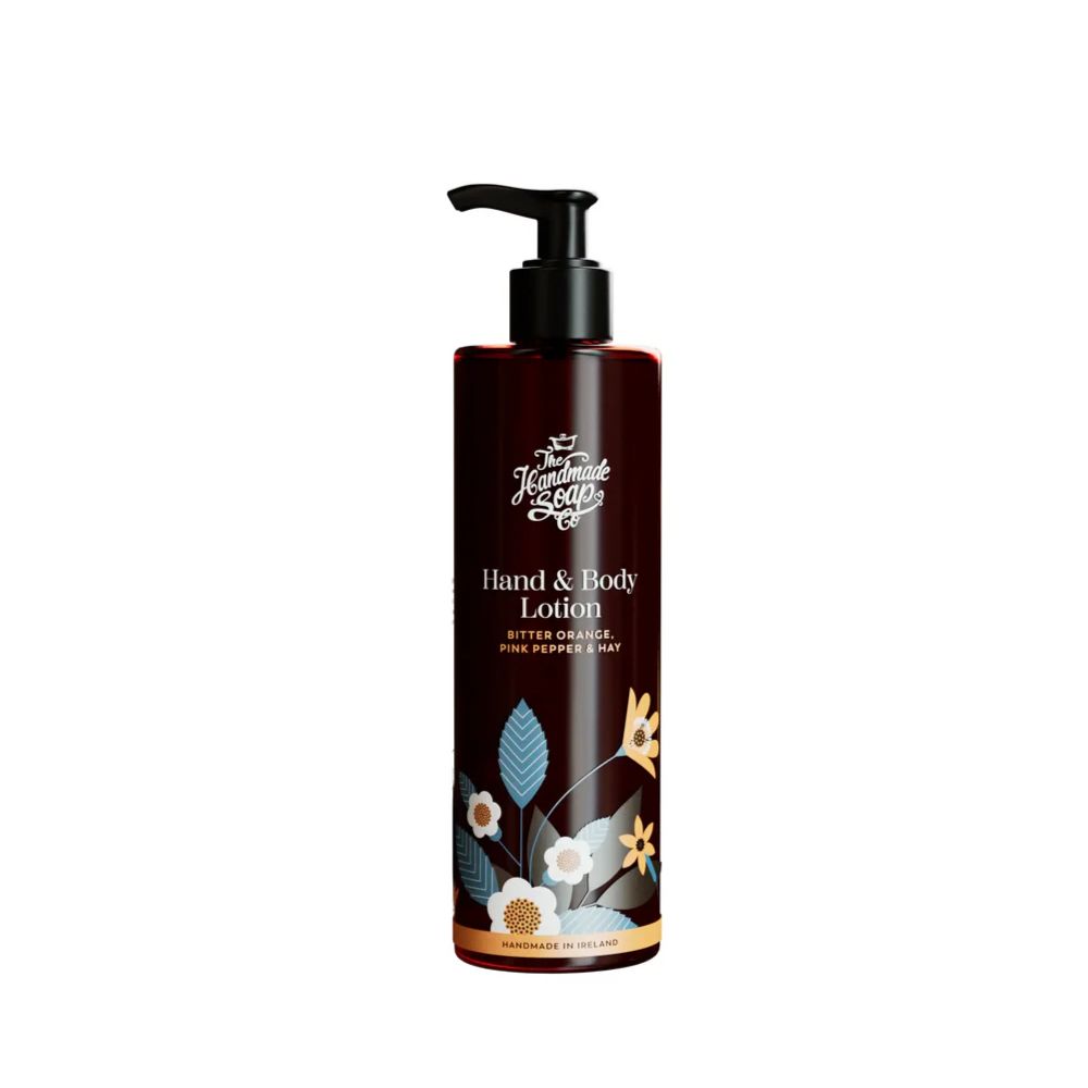Braune Flasche mit schwarzem Pumpkopf. Aufschrift: Hand & Body Lotion, Bitter Orange, Pink Pepper & May. Blumendekor.