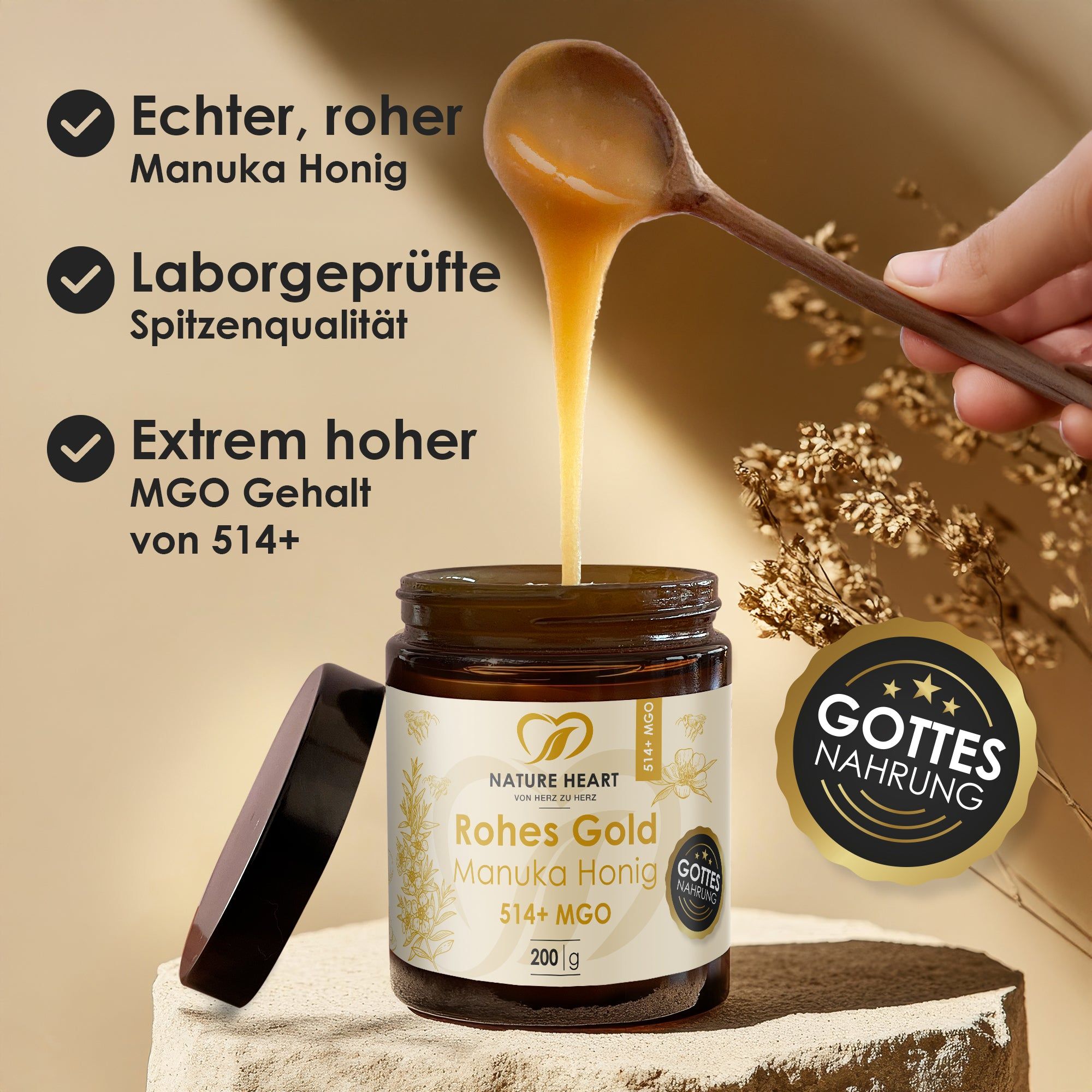Honig wird aus einem Glas in einen Löffel gegossen. Glas mit Etikett: "Rohes Gold Manuka Honig 514+ MGO", Logo, "Gottes Nahrung" Siegel.
