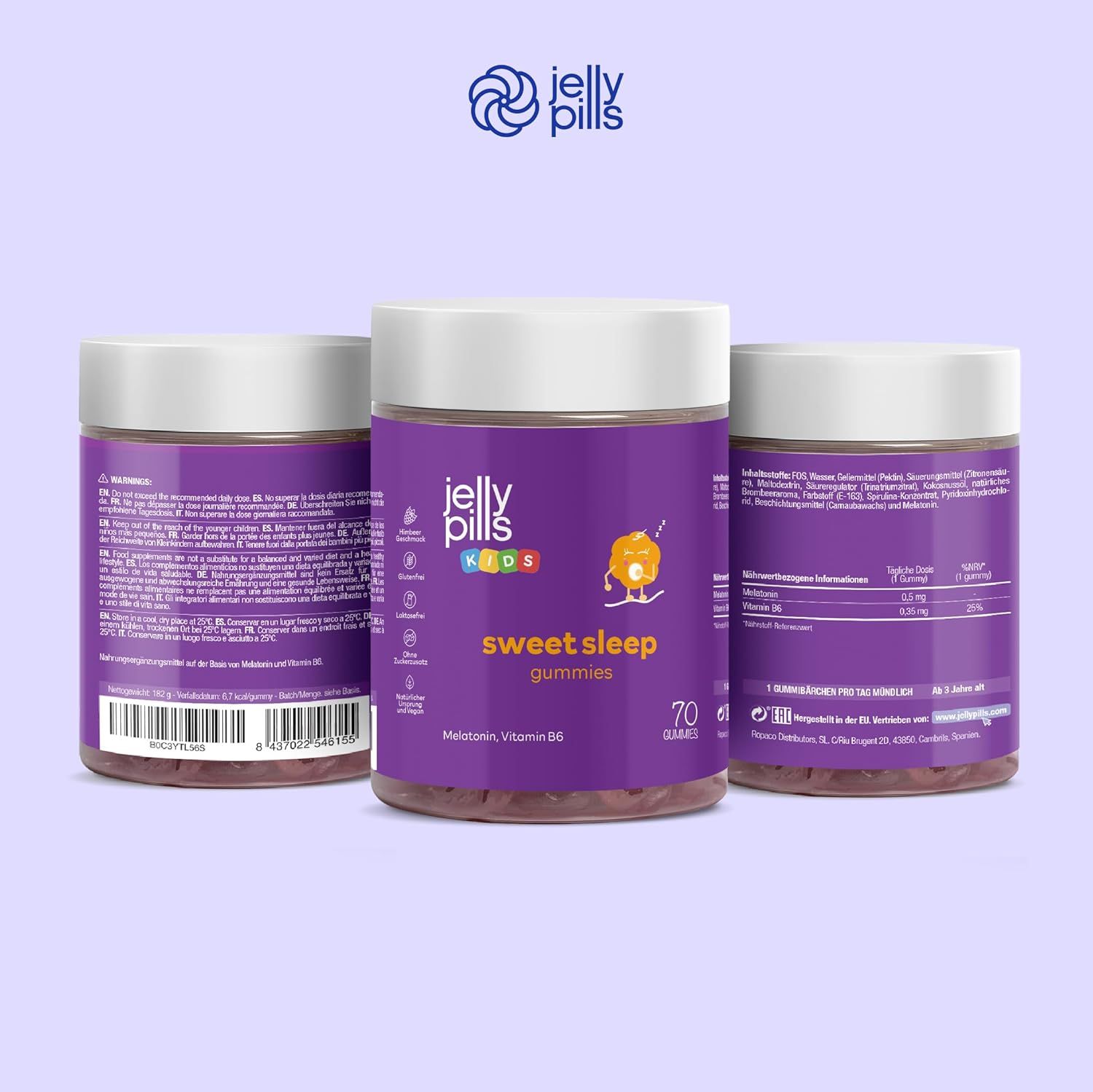 Drei Dosen mit lila Etiketten. Aufschrift: Jelly Pills Kids Sweet Sleep Gummies. 70 Gummies. Barcode. Hintergrund: hellblau.