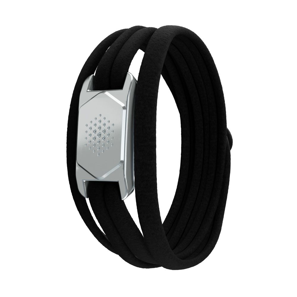 Schwarzes Armband mit silberfarbenem Verschluss. Mehrere schwarze Bänder bilden eine Schlaufe. Der Verschluss hat ein gepunktetes Muster.