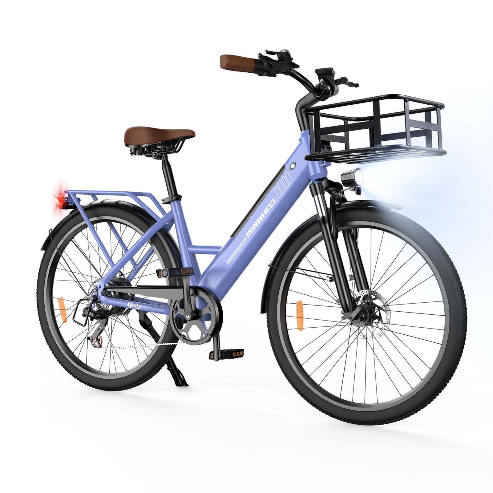 Hellblaues E-Bike mit Korb, braunem Sattel und Griffen. Schwarze Reifen und Schutzbleche. Frontlicht an.