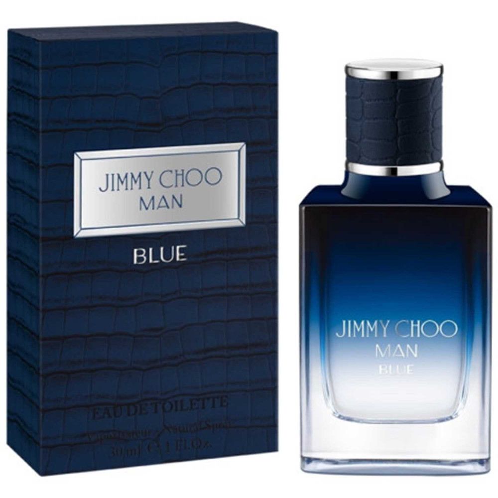 Blaues Eau de Toilette mit rechteckiger Flasche und Verpackung. Aufschrift: JIMMY CHOO MAN BLUE.