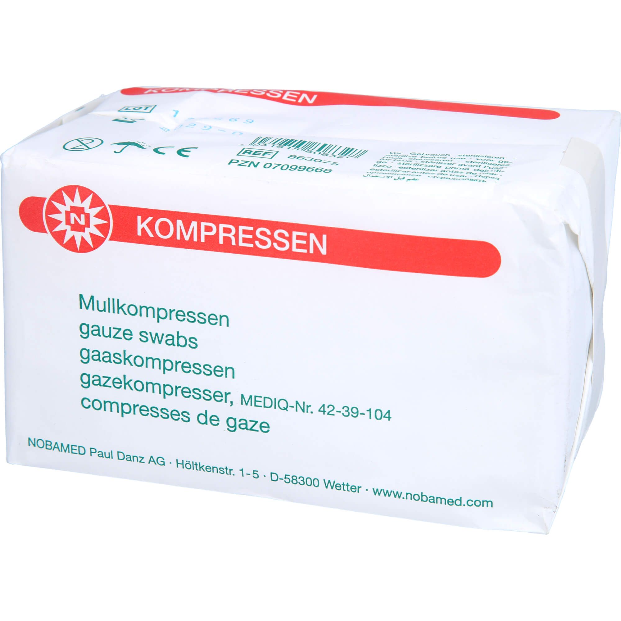 Verpackung mit Kompressen. Rote und weiße Verpackung mit Produktbezeichnung und Logo. Text: Kompressen, gauze swabs, gaaskompressen.
