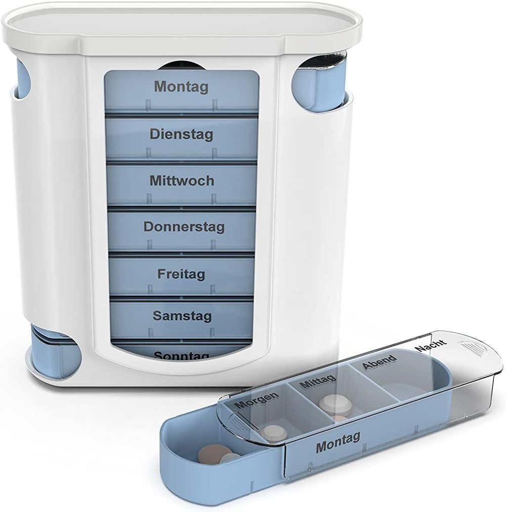Weiße Tablettenbox mit blauen Schubladen für die Wochentage. Eine Schublade ist geöffnet und enthält Tabletten.