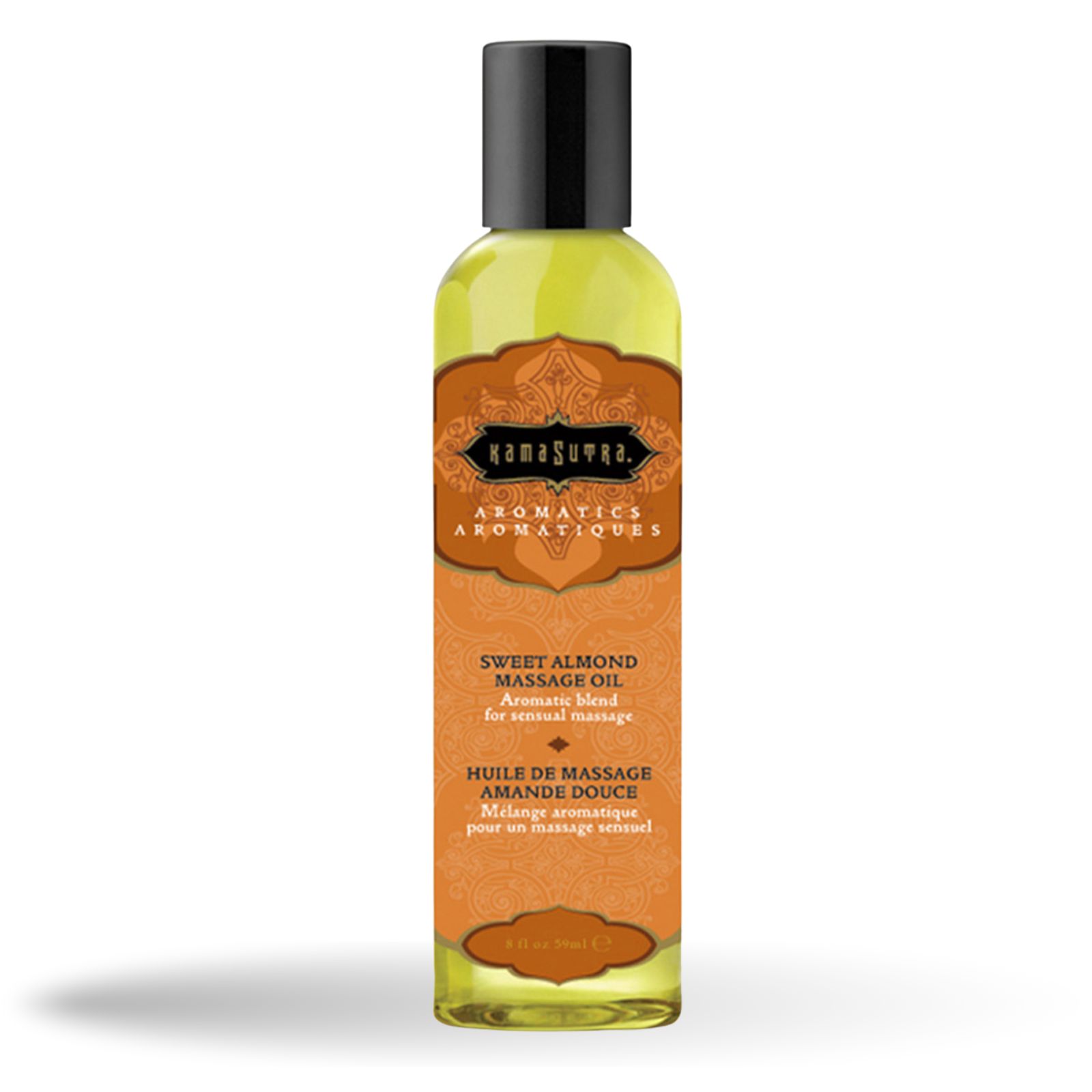 Massageöl-Flasche mit schwarzem Deckel. Etikett mit Schriftzug Kamasutra Aromatics, Sweet Almond Massage Oil. Flasche steht auf weißem Hintergrund.