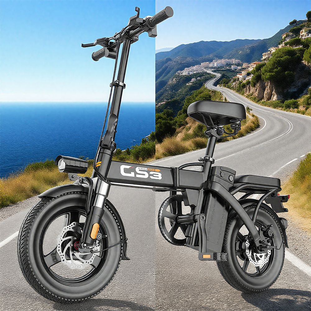 Schwarzes E-Bike GS3 auf einer Straße mit Meer- und Berglandschaft im Hintergrund. Frontscheinwerfer, Bremsscheiben.