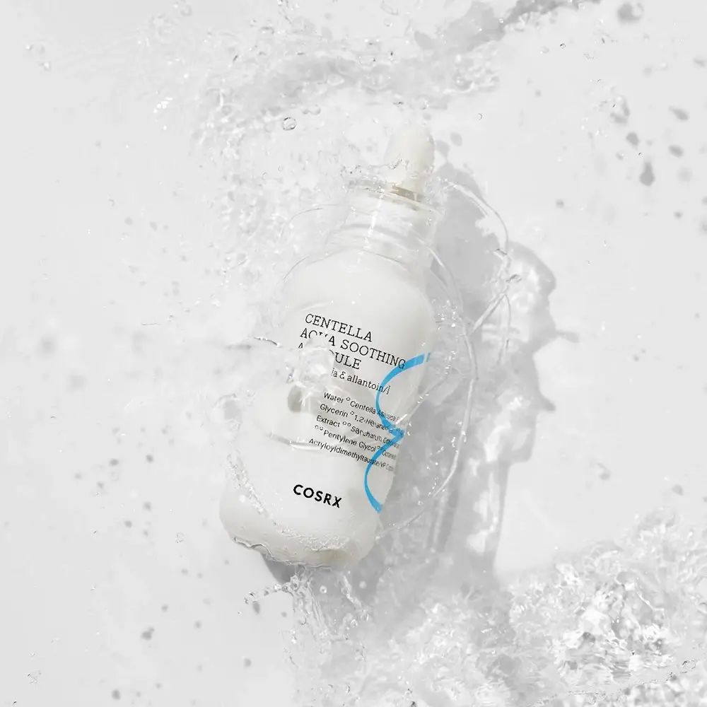 Weiße Flasche mit blauem Etikett im Wasser. Aufschrift: Centella Aqua Soothing Ampoule. Marke: COSRX.