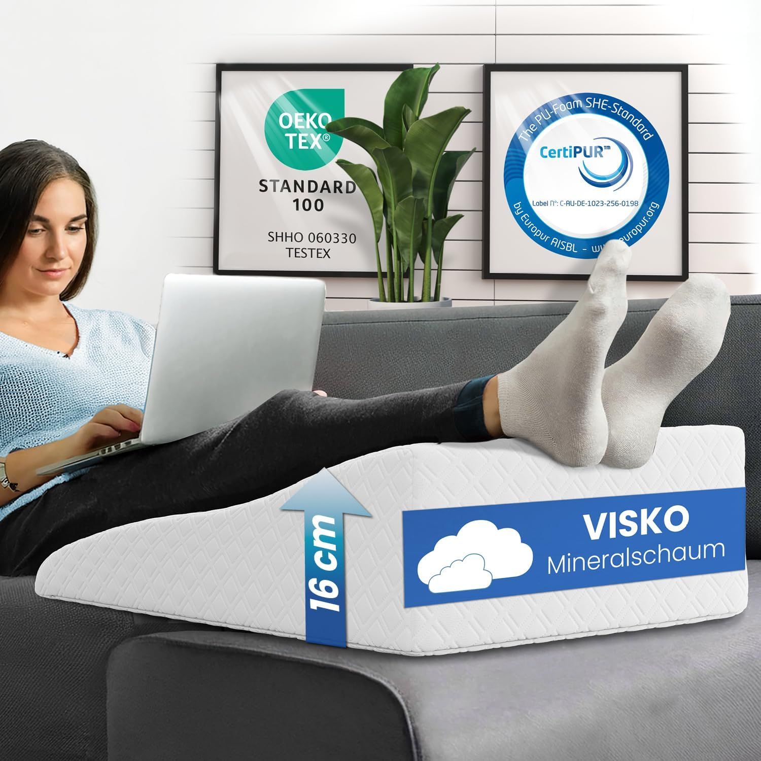 Person sitzt auf einem Sofa mit einem weißen Beinlagerungskissen. Text: Visko-Mineralschaum, 16 cm.