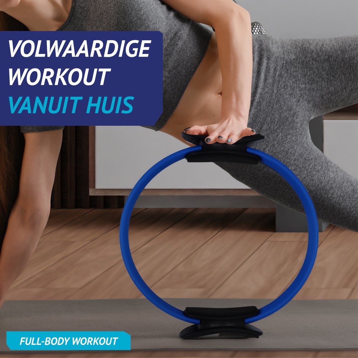 Blauer Pilates-Ring. Frau trainiert mit Ring. Text: VOLWAARDIGE WORKOUT VANUIT HUIS. FULL-BODY WORKOUT.