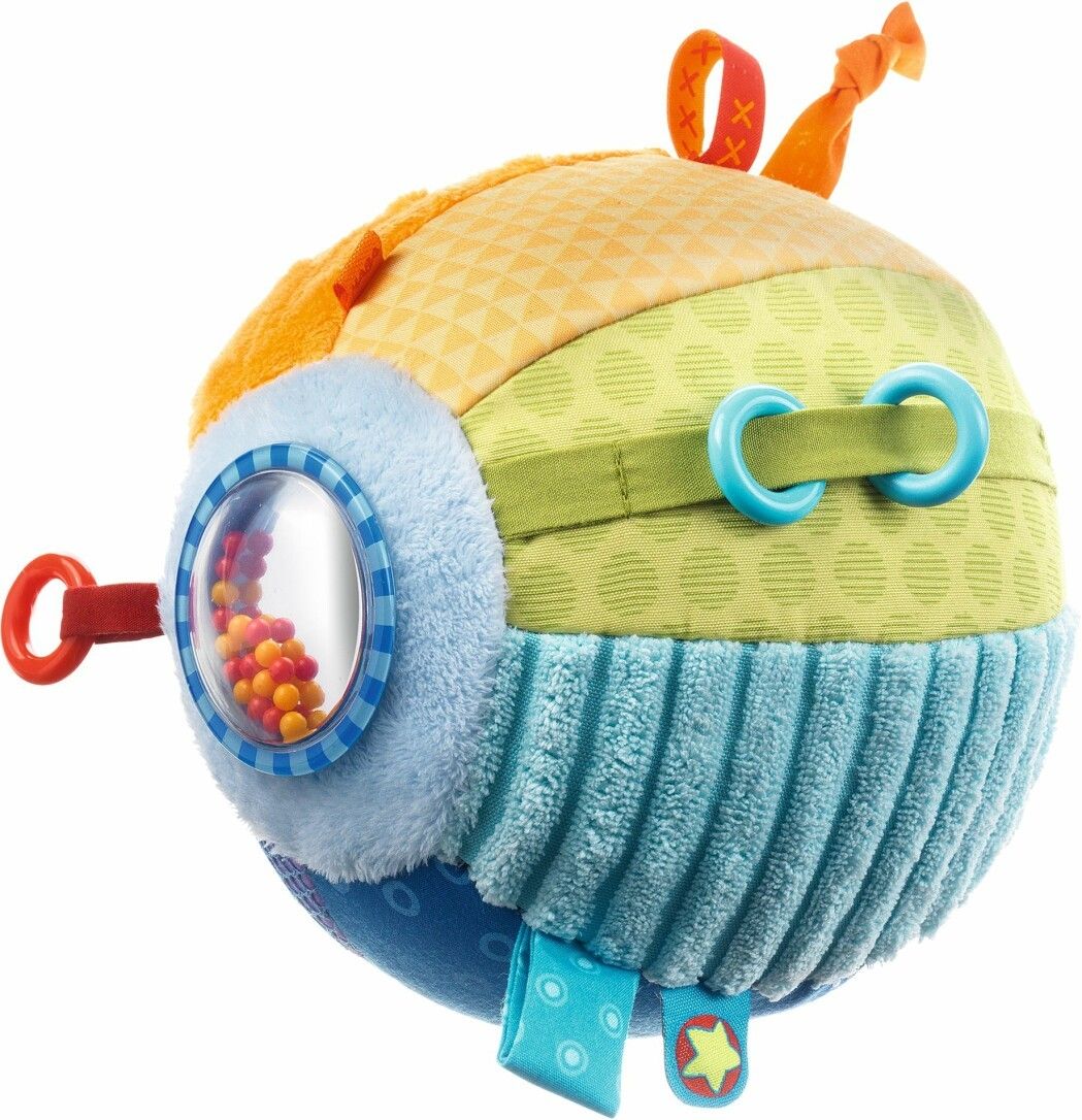 Spielzeugball mit bunten Stoffen und verschiedenen Texturen. Enthält einen Spiegel, einen Ring und einen kleinen Anhänger.