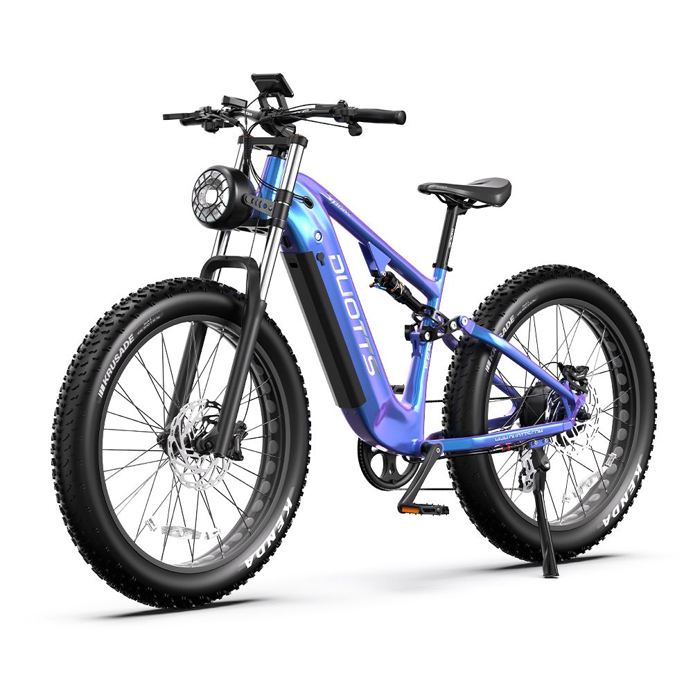 E-Mountainbike DUOTTS E26, blau-violett. Schwarze Reifen, DUOTTS-Logo. Scheinwerfer, Federung, Sattel. Kenda-Reifen.