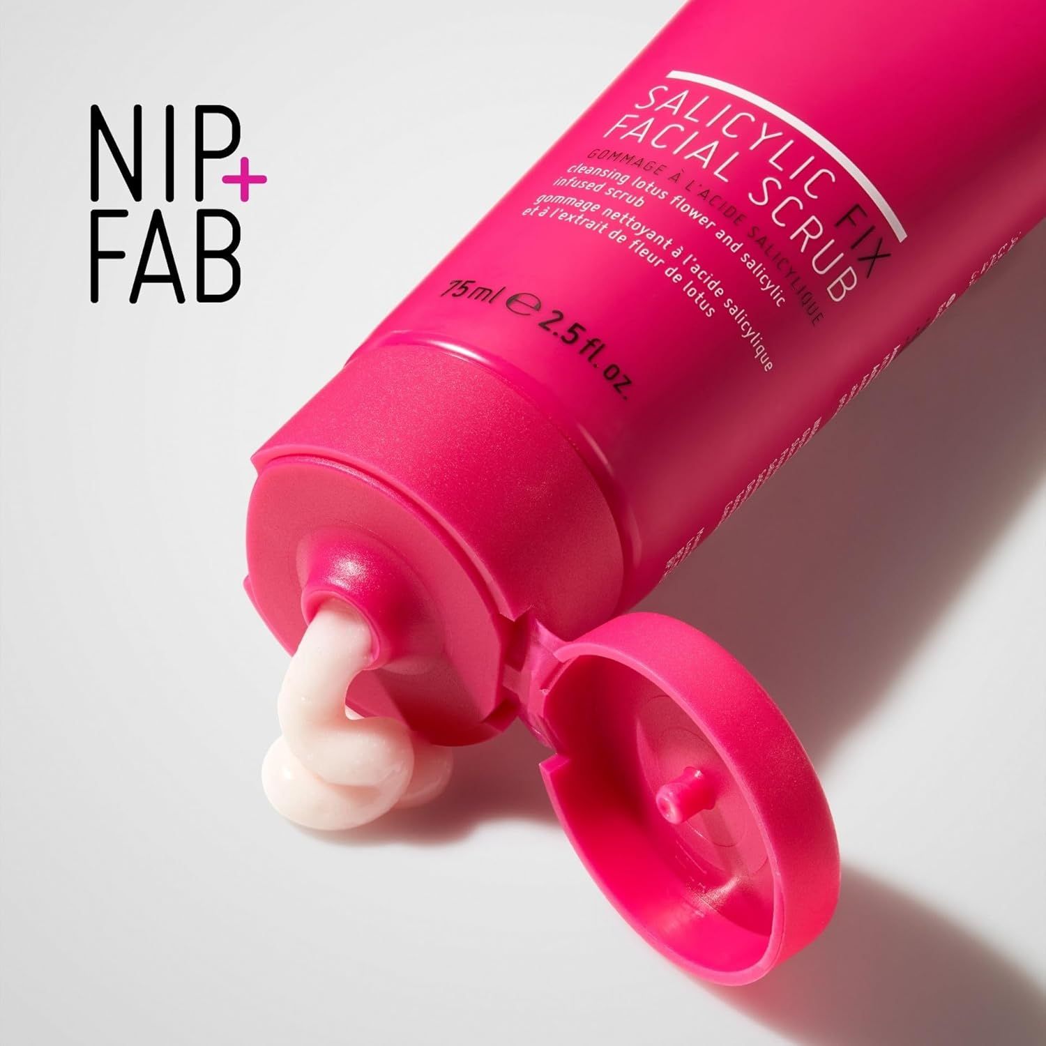 Rosa Tube, geöffnet, Produkt wird herausgedrückt. Aufschrift: NIP+FAB, SALICYLIC FIX FACIAL SCRUB. 75ml.