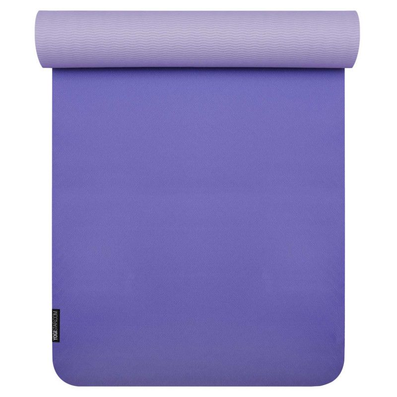 Violette Yogamatte, gerollt. Oberseite hellviolett, strukturierte Oberfläche. Unterseite glatt, dunkelviolett. Kleines Logo.