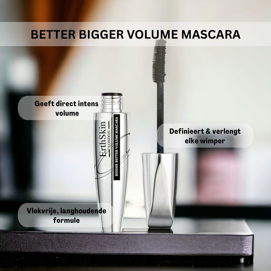 Mascara-Tube mit Bürste. Silberfarbenes Tube mit schwarzer Bürste. Text: 'Bigger Better Volume Mascara'.