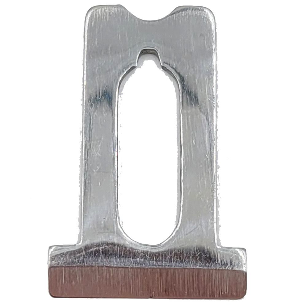 Ersatzklinge für Guillotinezange. Metall, silberfarben. Rechteckige Form mit Aussparung und brauner Schneide.