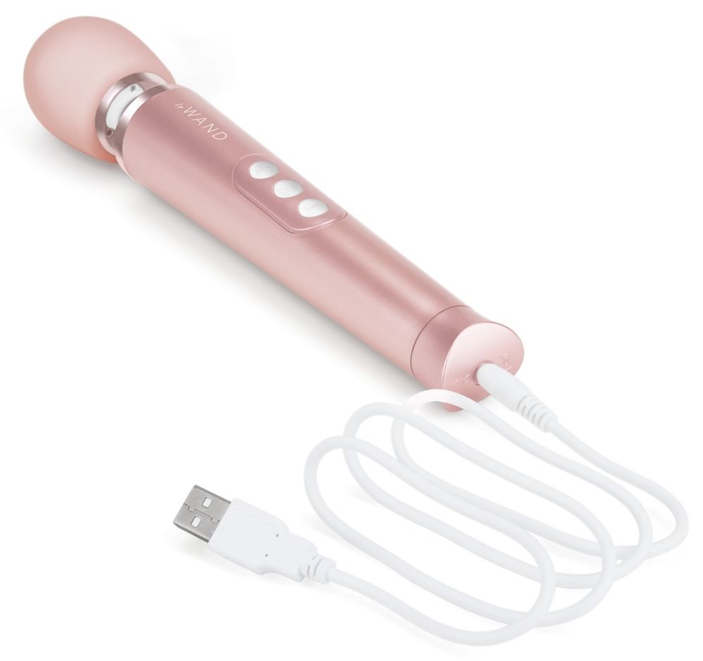 Le Wand Petite Rosegold Vibrator auf weißem Hintergrund.