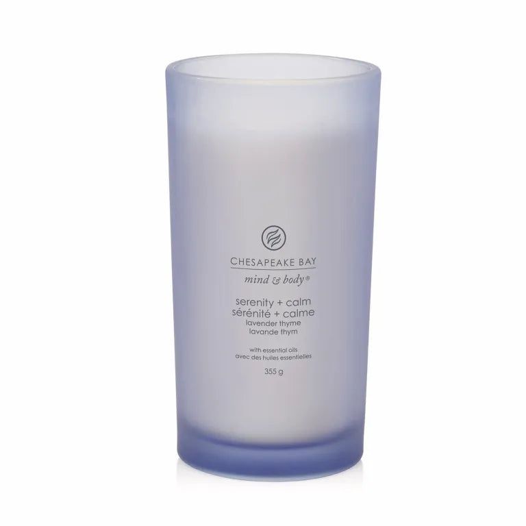 Zylindrische Kerze mit blauem Glas. Aufschrift: Chesapeake Bay, mind & body, serenity + calm, Lavendel Thymian. Gewicht: 355 g.