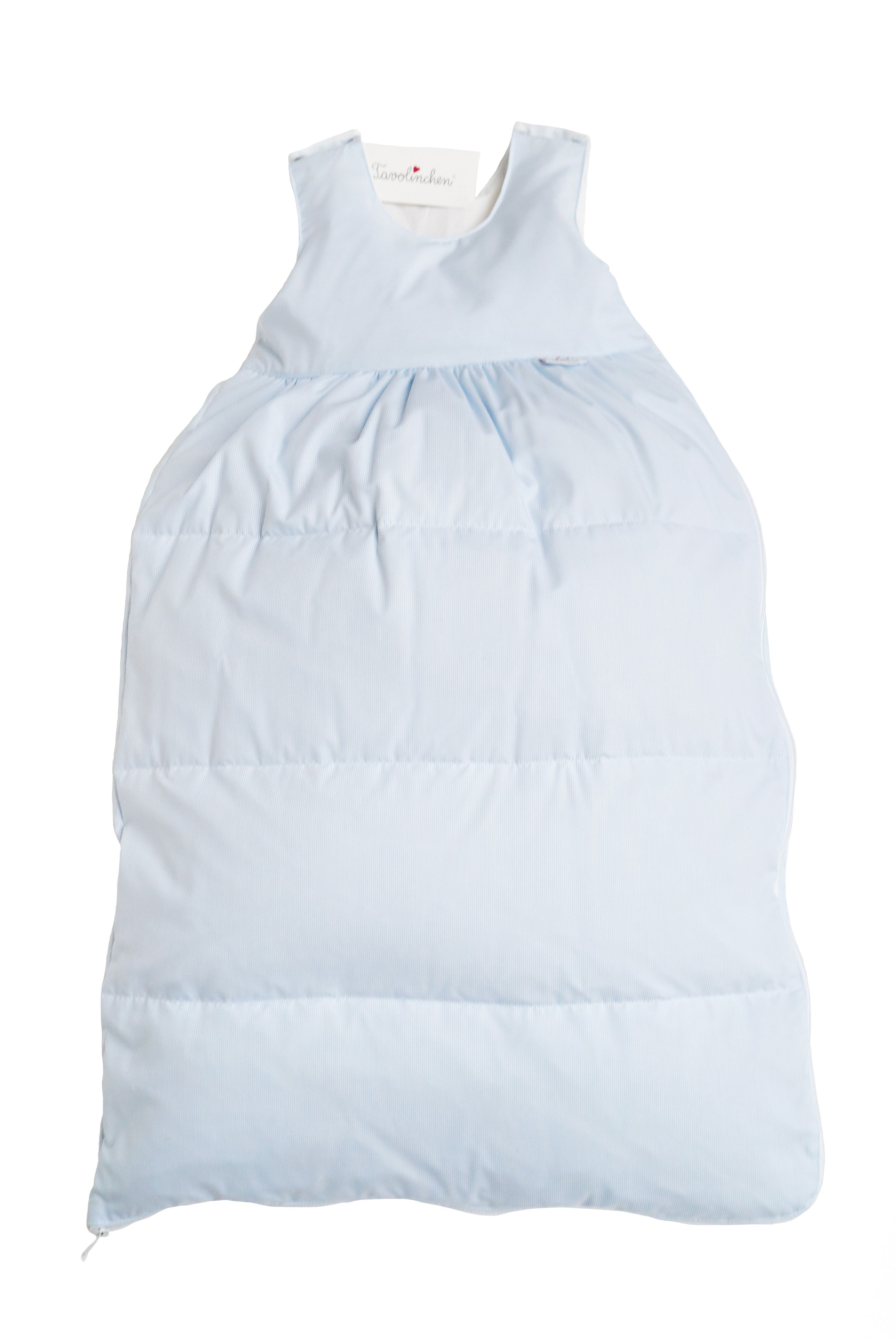 Hellblauer Daunenschlafsack mit Steppung. Etikett mit Markennamen. Reißverschluss am unteren Ende.