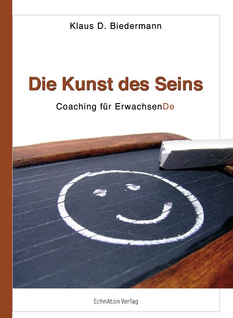 Buchcover mit Titel "Die Kunst des Seins". Autor: Klaus D. Biedermann. Coaching für Erwachsene. Auf Tafel mit Smiley und Kreide.