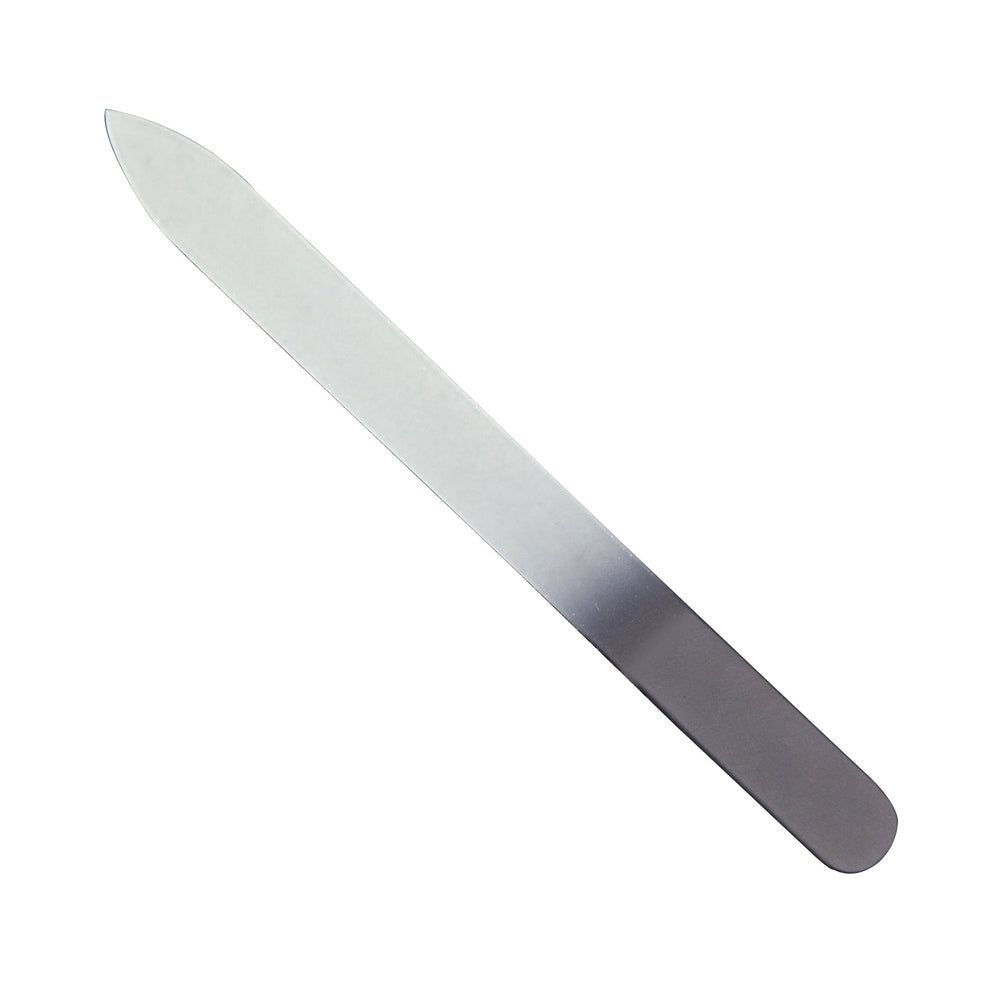 Glasnagelfeile, spitz zulaufend. Die Feile hat eine rechteckige Form mit abgerundeten Kanten. Die Spitze ist spitz.