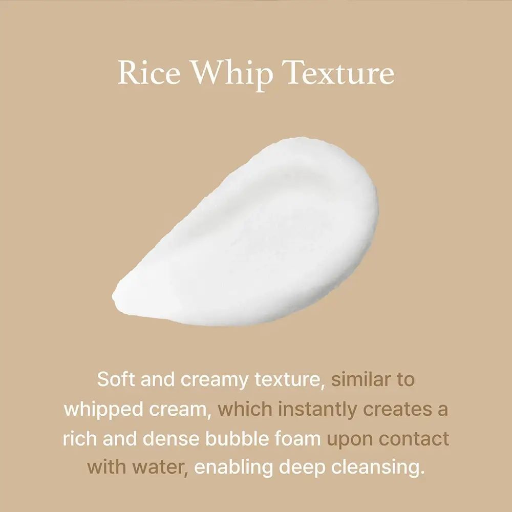 Weißes Produkt auf beigem Hintergrund. Text: "Rice Whip Texture". Beschreibung der Textur und Wirkung auf der Haut.