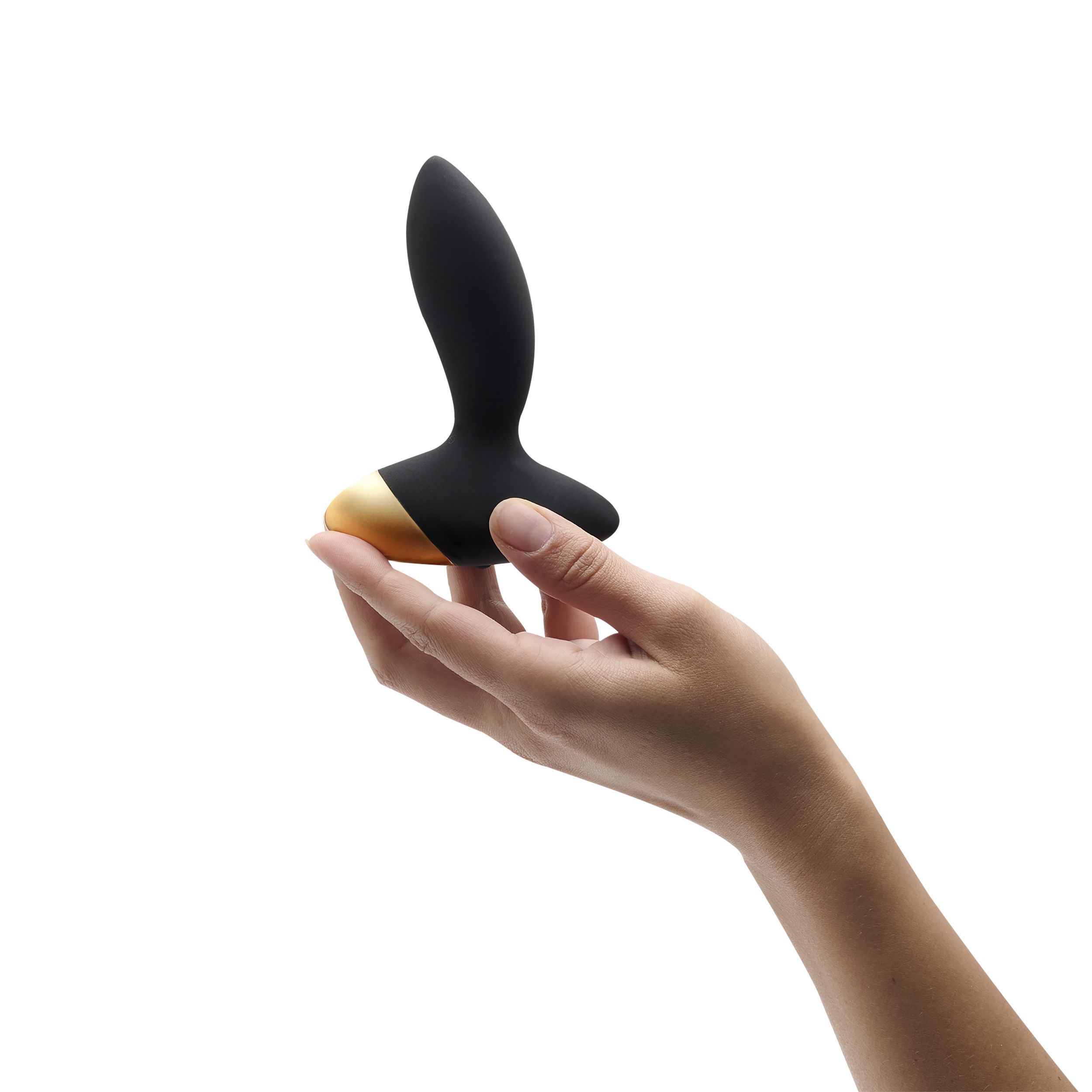 Schwarzer Analvibrator mit goldfarbenem Fuß, in einer Hand gehalten. Der Vibrator hat eine längliche Form.