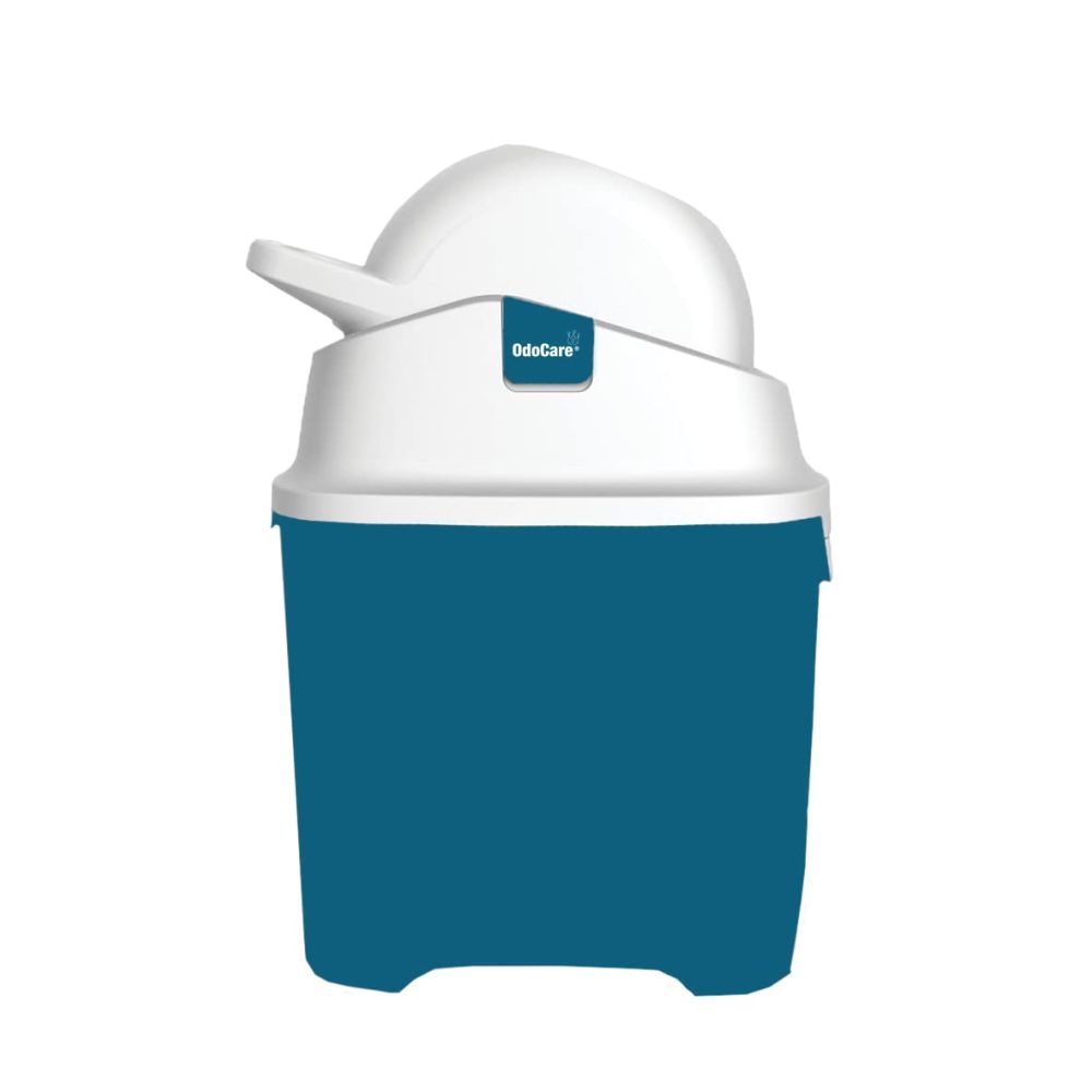 Blauer und weißer Windeleimer. Oben weißer Deckel mit Öffnung. OdoCare-Logo. Rechteckige Form.