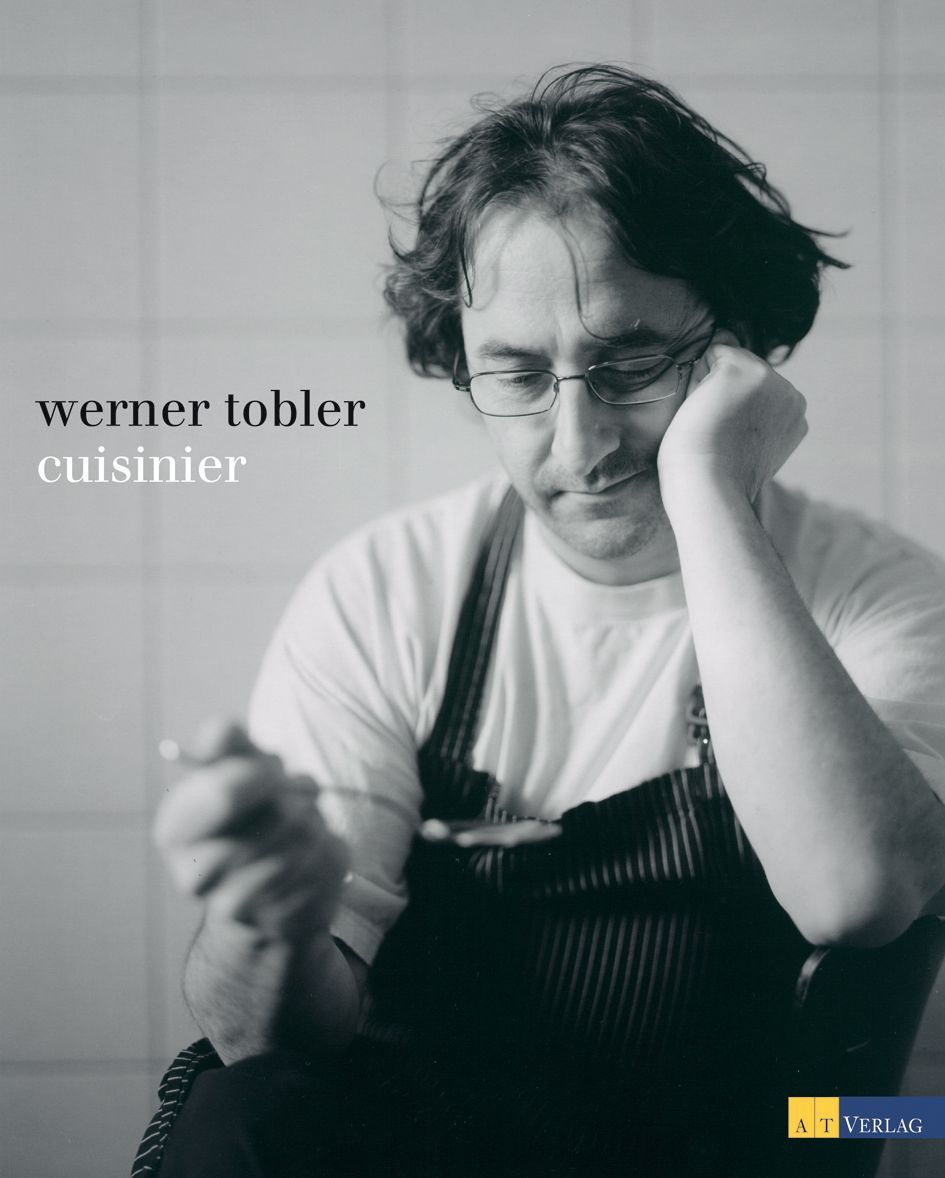 Buchcover mit Porträt eines Mannes mit Brille, der einen Löffel hält. Titel: Werner Tobler - Cuisinier.