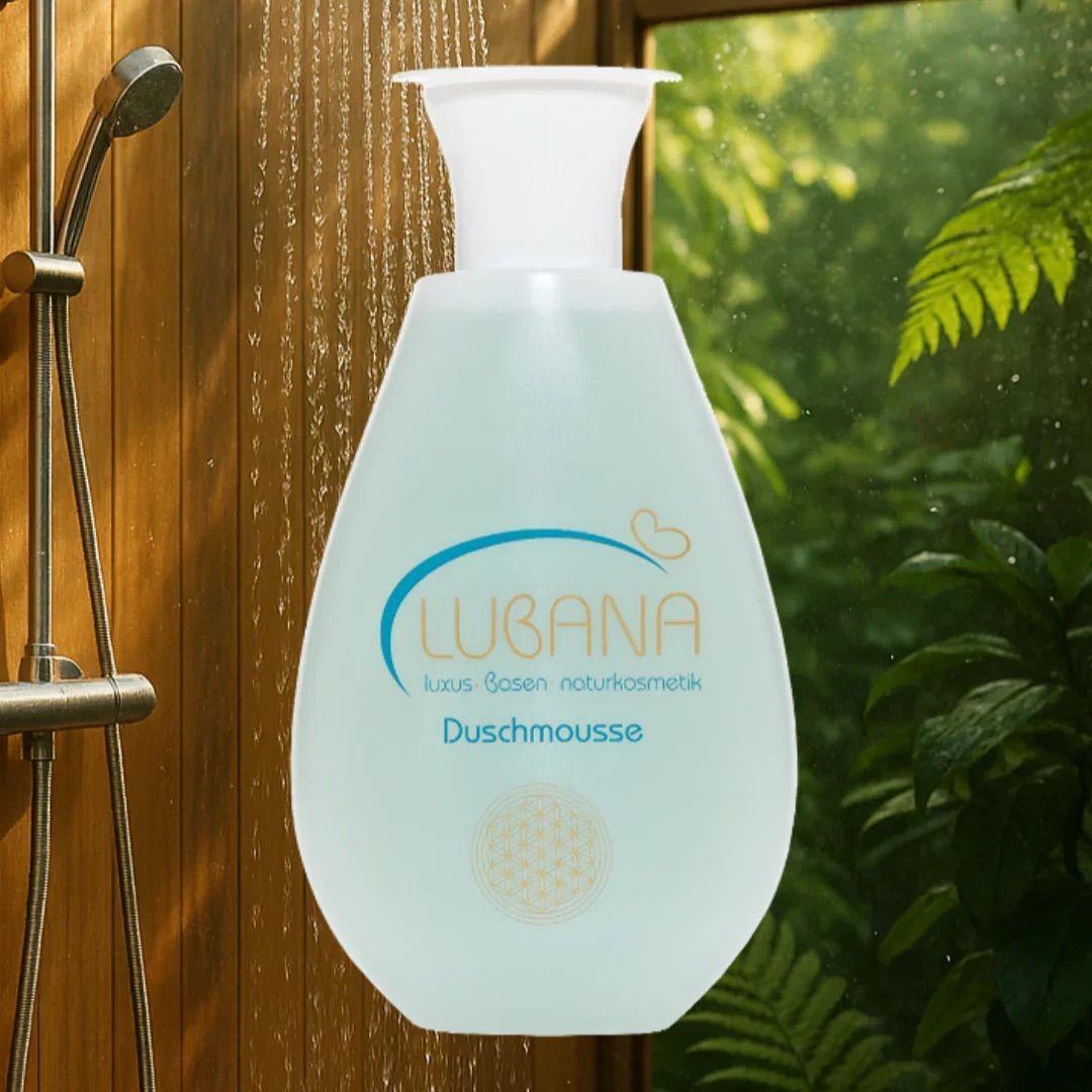 Hellblaue Flasche mit weißem Deckel. Aufschrift: Lubana, Duschmousse. Im Hintergrund: Dusche, Pflanzen.