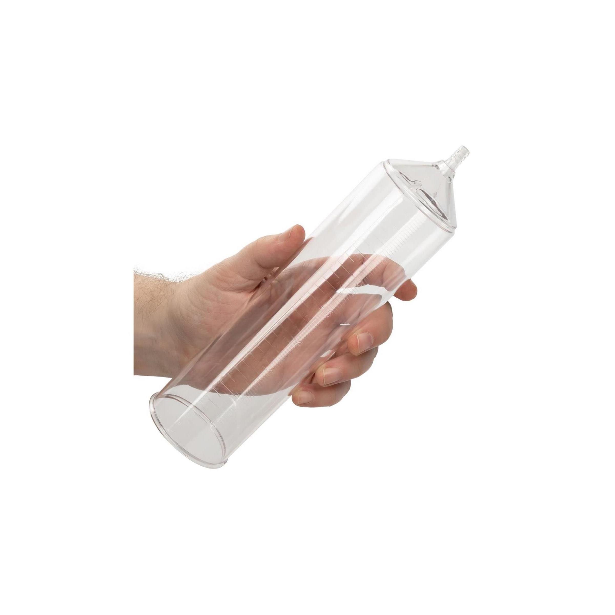 Hand hält transparenten Zylinder einer Penispumpe.