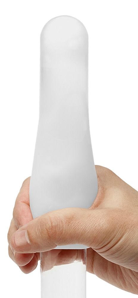 Hand hält einen weißen, flexiblen TENGA Egg Masturbator.