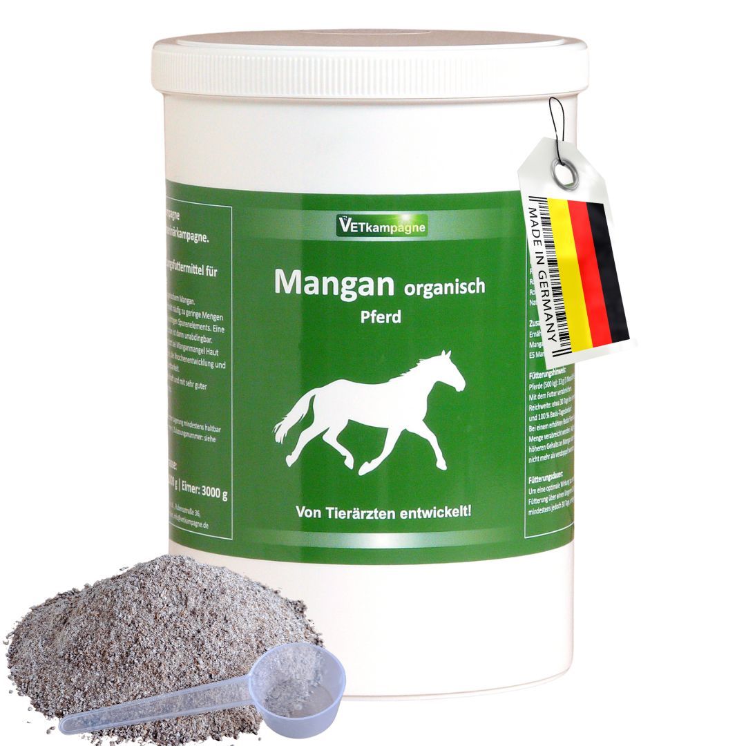 Weißer Behälter mit grünem Etikett. Text: Mangan organisch, Pferd. Deutscher Flaggenanhänger. Pulver und Messlöffel daneben.