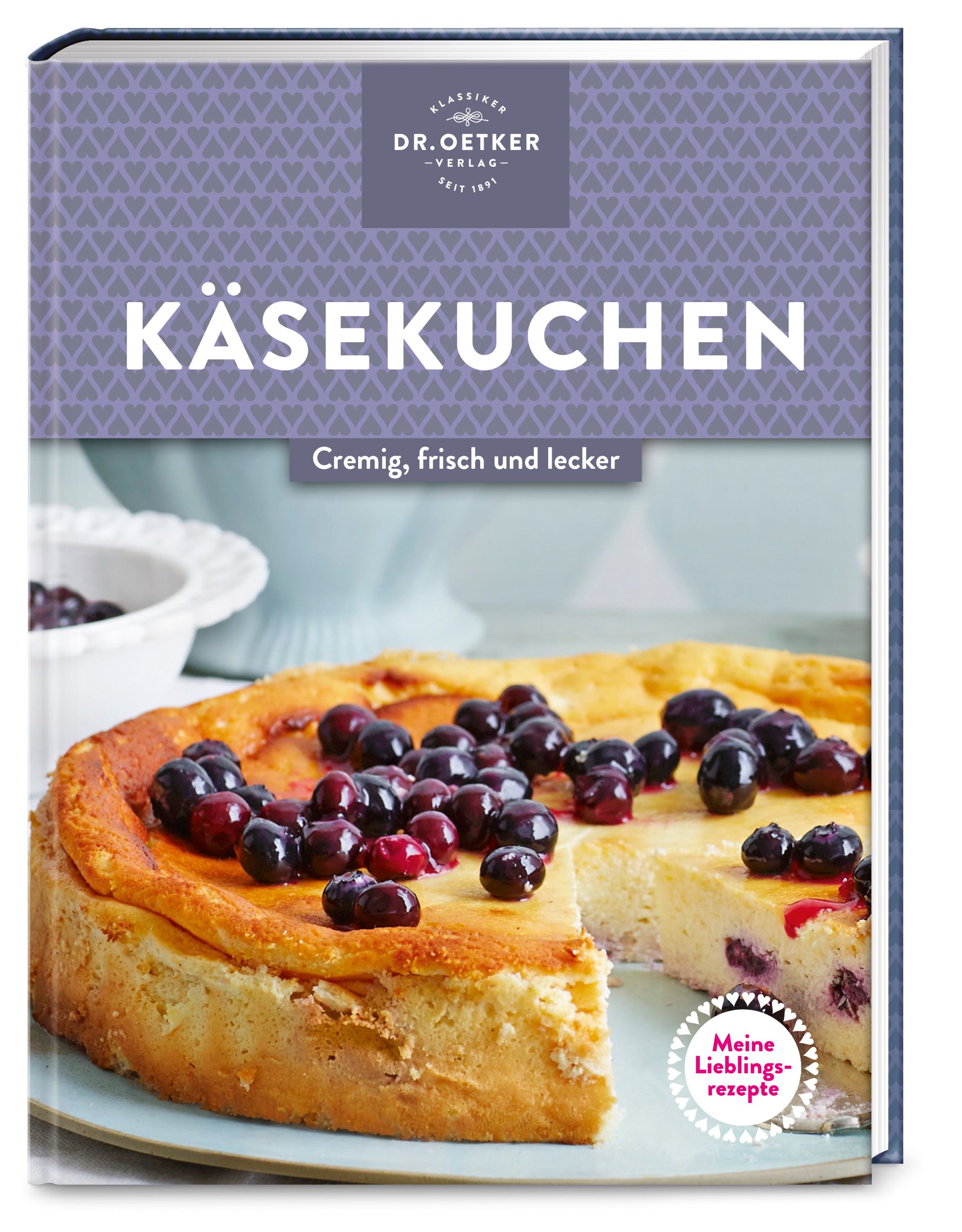 Buchcover mit Käsekuchen-Rezept. Titel: KÄSEKUCHEN. Autor: Dr. Oetker Verlag. Auf dem Kuchen Blaubeeren. Aufschrift: Cremig, frisch und lecker.