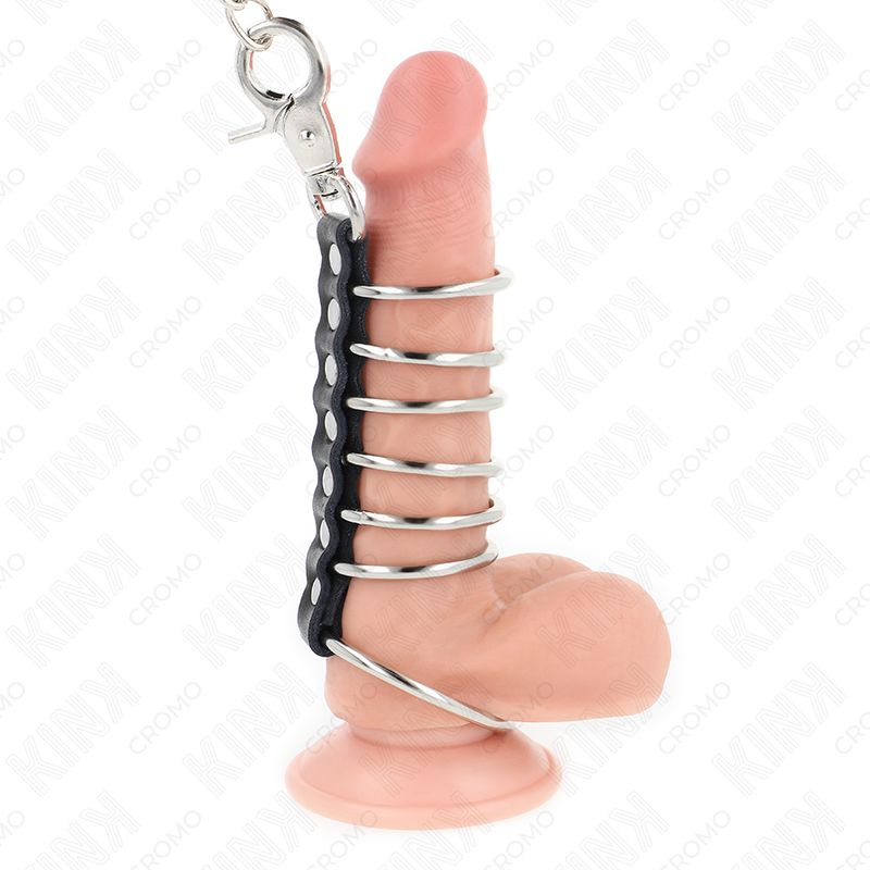 Penisring aus Metall mit Lederband und Metallkette. Ringe um einen Dildo. Karabinerhaken.