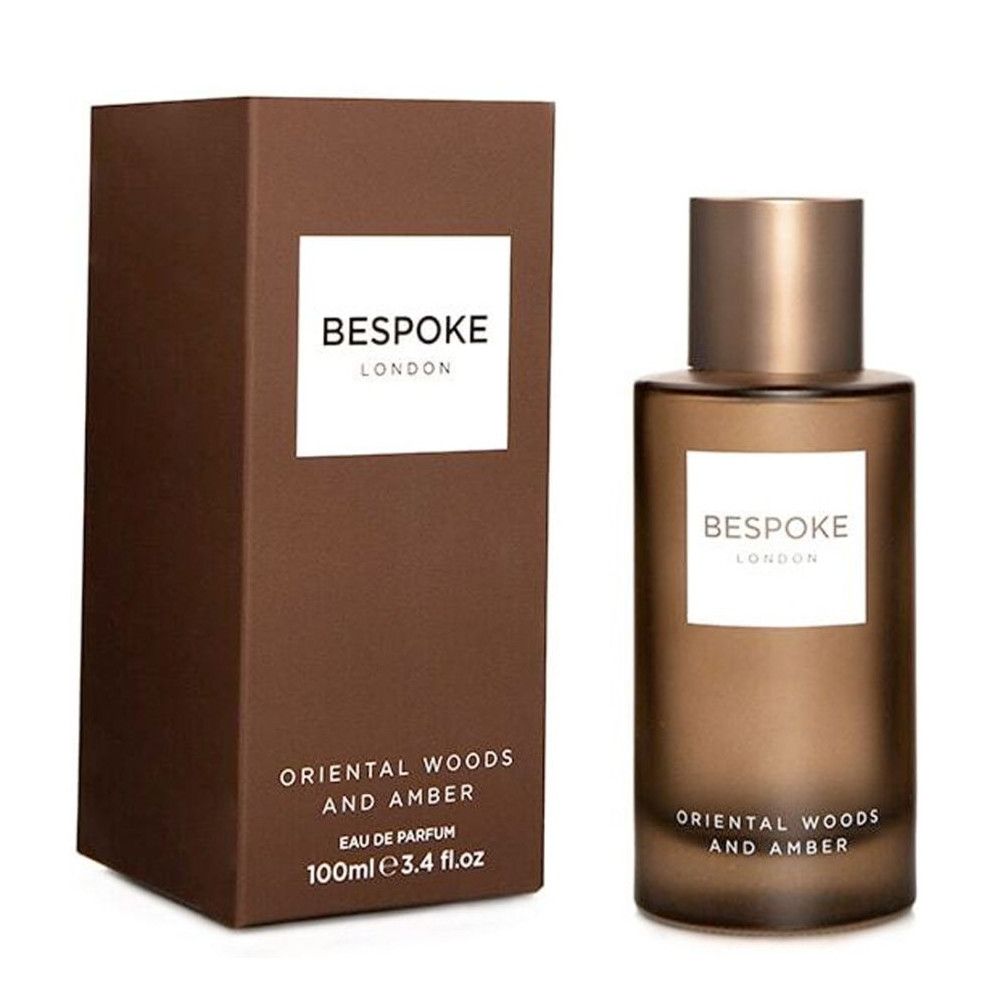 Parfümflakon und Verpackung. Aufschrift: Bespoke London, Orientalische Hölzer und Amber. 100ml 3.4 fl.oz. Braune Farbe.