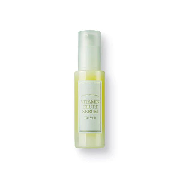 Gelbe Flüssigkeit in einer Flasche mit weißem Etikett. Aufschrift: Vitamin Fruit Serum, i'm from.