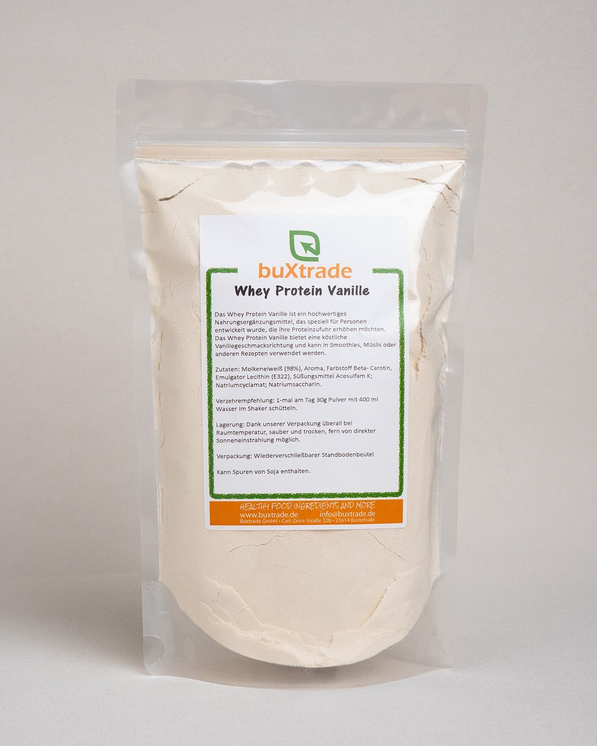 Beutel mit weißem Pulver und Etikett. Text auf Deutsch. buXtrade Whey Protein Vanille.